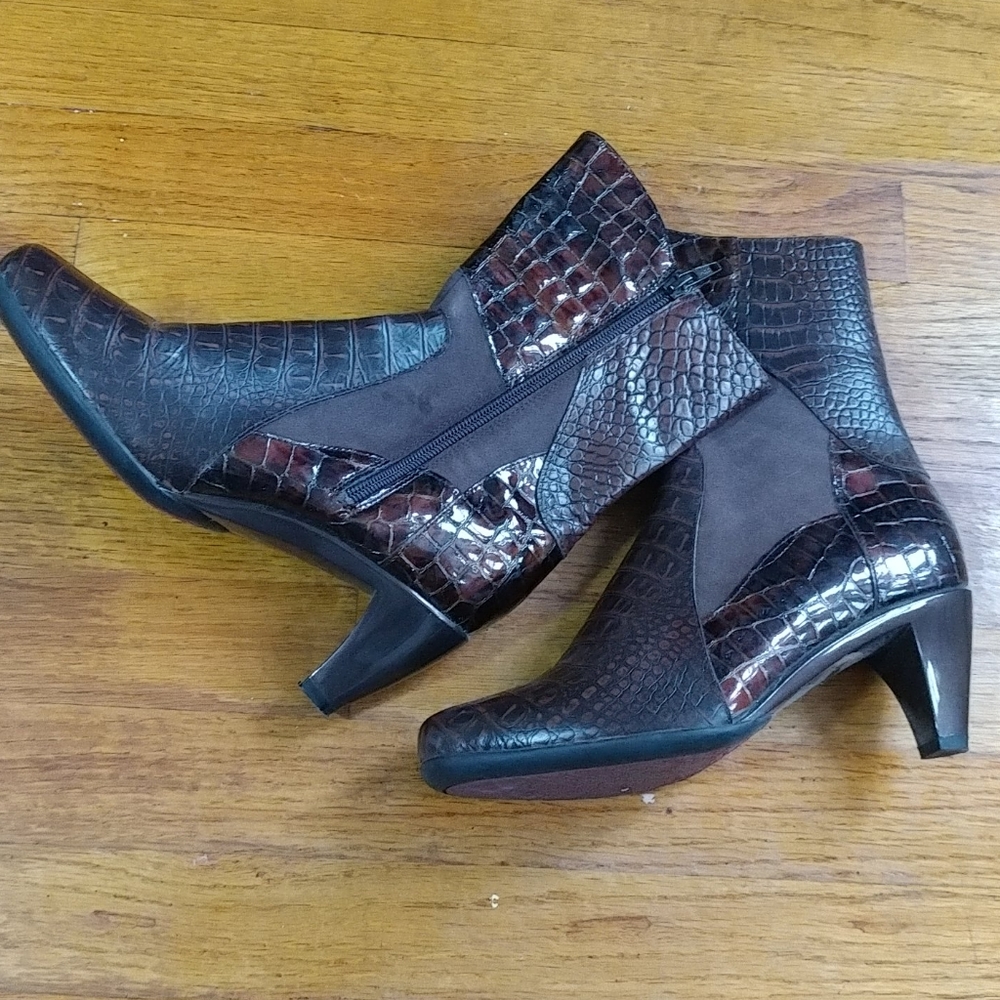 NWOT Crocodile brown boots